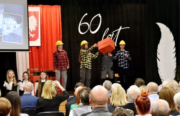 Losy naszej “Dwójki” ukazali również uczniowie w przygotowanej przez nich części artystycznej pod kierunkiem Pani Danuty Szczesnej. Nasi młodzi artyści w humorystycznych scenkach przenieśli nas, m.in. do czasów dyscypliny, ukazując zwyczaje szkoły, przedsięwzięcia jakim była dobudowa szkolnej stołówki z oddziałami przedszkolnymi oraz trudnego okresu w życiu nas wszystkich – pandemii. Zwieńczeniem przedstawienia stała się prezentacja multimedialna przygotowana przez Panią Marzenę Szymańską, ukazująca między innymi kadrę obecnych pedagogów oraz pracowników administracji i obsługi naszej szkoły.