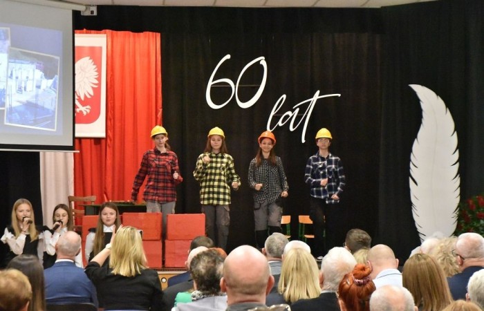 Losy naszej “Dwójki” ukazali również uczniowie w przygotowanej przez nich części artystycznej pod kierunkiem Pani Danuty Szczesnej. Nasi młodzi artyści w humorystycznych scenkach przenieśli nas, m.in. do czasów dyscypliny, ukazując zwyczaje szkoły, przedsięwzięcia jakim była dobudowa szkolnej stołówki z oddziałami przedszkolnymi oraz trudnego okresu w życiu nas wszystkich – pandemii. Zwieńczeniem przedstawienia stała się prezentacja multimedialna przygotowana przez Panią Marzenę Szymańską, ukazująca między innymi kadrę obecnych pedagogów oraz pracowników administracji i obsługi naszej szkoły.