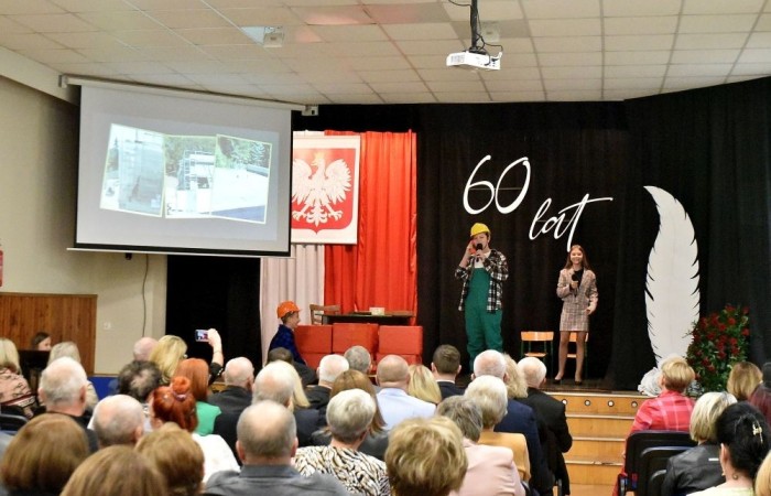 Losy naszej “Dwójki” ukazali również uczniowie w przygotowanej przez nich części artystycznej pod kierunkiem Pani Danuty Szczesnej. Nasi młodzi artyści w humorystycznych scenkach przenieśli nas, m.in. do czasów dyscypliny, ukazując zwyczaje szkoły, przedsięwzięcia jakim była dobudowa szkolnej stołówki z oddziałami przedszkolnymi oraz trudnego okresu w życiu nas wszystkich – pandemii. Zwieńczeniem przedstawienia stała się prezentacja multimedialna przygotowana przez Panią Marzenę Szymańską, ukazująca między innymi kadrę obecnych pedagogów oraz pracowników administracji i obsługi naszej szkoły.