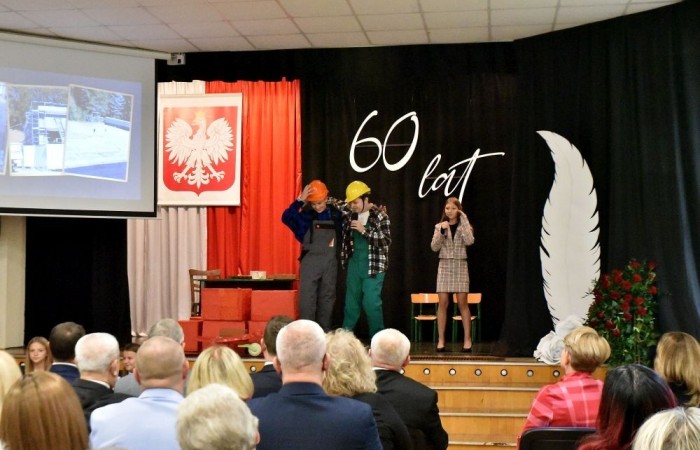 Losy naszej “Dwójki” ukazali również uczniowie w przygotowanej przez nich części artystycznej pod kierunkiem Pani Danuty Szczesnej. Nasi młodzi artyści w humorystycznych scenkach przenieśli nas, m.in. do czasów dyscypliny, ukazując zwyczaje szkoły, przedsięwzięcia jakim była dobudowa szkolnej stołówki z oddziałami przedszkolnymi oraz trudnego okresu w życiu nas wszystkich – pandemii. Zwieńczeniem przedstawienia stała się prezentacja multimedialna przygotowana przez Panią Marzenę Szymańską, ukazująca między innymi kadrę obecnych pedagogów oraz pracowników administracji i obsługi naszej szkoły.