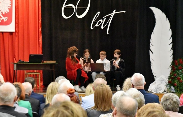 Losy naszej “Dwójki” ukazali również uczniowie w przygotowanej przez nich części artystycznej pod kierunkiem Pani Danuty Szczesnej. Nasi młodzi artyści w humorystycznych scenkach przenieśli nas, m.in. do czasów dyscypliny, ukazując zwyczaje szkoły, przedsięwzięcia jakim była dobudowa szkolnej stołówki z oddziałami przedszkolnymi oraz trudnego okresu w życiu nas wszystkich – pandemii. Zwieńczeniem przedstawienia stała się prezentacja multimedialna przygotowana przez Panią Marzenę Szymańską, ukazująca między innymi kadrę obecnych pedagogów oraz pracowników administracji i obsługi naszej szkoły.