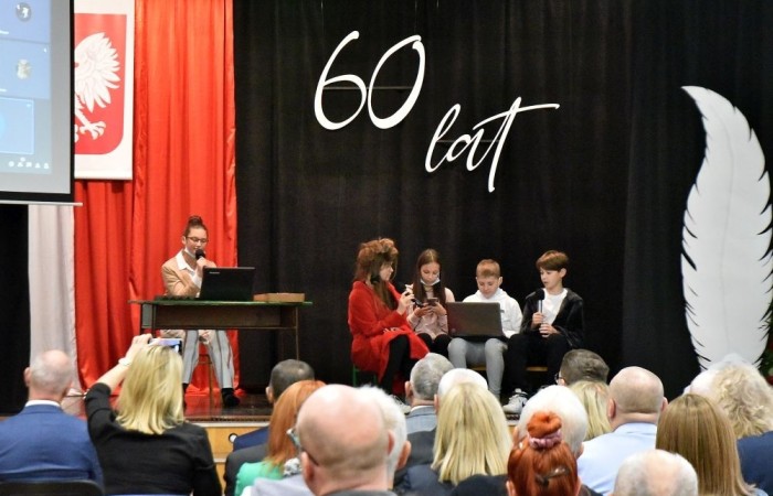 Losy naszej “Dwójki” ukazali również uczniowie w przygotowanej przez nich części artystycznej pod kierunkiem Pani Danuty Szczesnej. Nasi młodzi artyści w humorystycznych scenkach przenieśli nas, m.in. do czasów dyscypliny, ukazując zwyczaje szkoły, przedsięwzięcia jakim była dobudowa szkolnej stołówki z oddziałami przedszkolnymi oraz trudnego okresu w życiu nas wszystkich – pandemii. Zwieńczeniem przedstawienia stała się prezentacja multimedialna przygotowana przez Panią Marzenę Szymańską, ukazująca między innymi kadrę obecnych pedagogów oraz pracowników administracji i obsługi naszej szkoły.