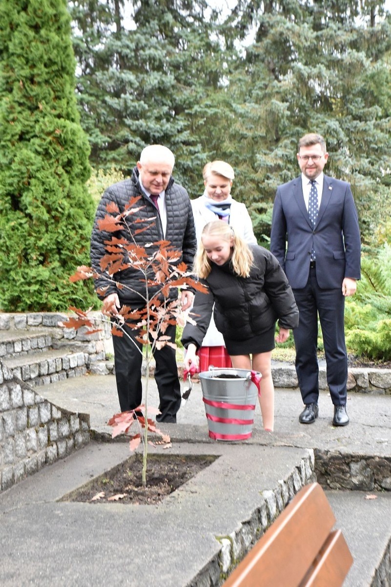 20 października świętowaliśmy Jubileusz 60-lecia Szkoły Podstawowej nr 2 w Pasłęku. Był to dla nas szczególny dzień, czas, w którym w symboliczny sposób przenieśliśmy się do chwili powstania naszej szkoły. Cieszymy się bardzo, że tak ważne dla nas wydarzenie swą obecnością uświetnili: minister Andrzej Śliwka - podsekretarz stanu w Ministerstwie Aktywów Państwowych, Burmistrz Pasłęka Pan Wiesław Śniecikowski, Przewodniczący Rady Miejskiej w Pasłęku Pan Marian Matuszczak, Starosta Powiatu Elbląskiego Pan Maciej Romanowski, wiceburmistrz Pan Marek Sarnowski, dyrektorzy i przedstawiciele instytucji oświatowych, służb mundurowych, działacze stowarzyszeń i związków zawodowych, emeryci oraz liczni absolwenci Szkoły Podstawowej nr 2 w Pasłęku.
Obchody jubileuszu rozpoczęliśmy od posadzenia drzewka przed pomnikiem patrona, Władysława Broniewskiego i przecięcia wstęgi na ławeczce upamiętniającej tę wyjątkową rocznicę. Następnie, już w auli, głos zabrała Pani Dyrektor Agnieszka Cieklińska, dzięki której wspomnienia związane z historią szkoły na nowo odżyły w pamięci zebranych. W pięknych słowach usłyszeliśmy o początkach szkoły, przypomnieliśmy sobie losy ludzi z nią związanych, ich sukcesy i zmagania, dzięki którym my dzisiaj możemy być częścią wyjątkowego miejsca, tak mocno wpisującego się w historię naszego miasta.