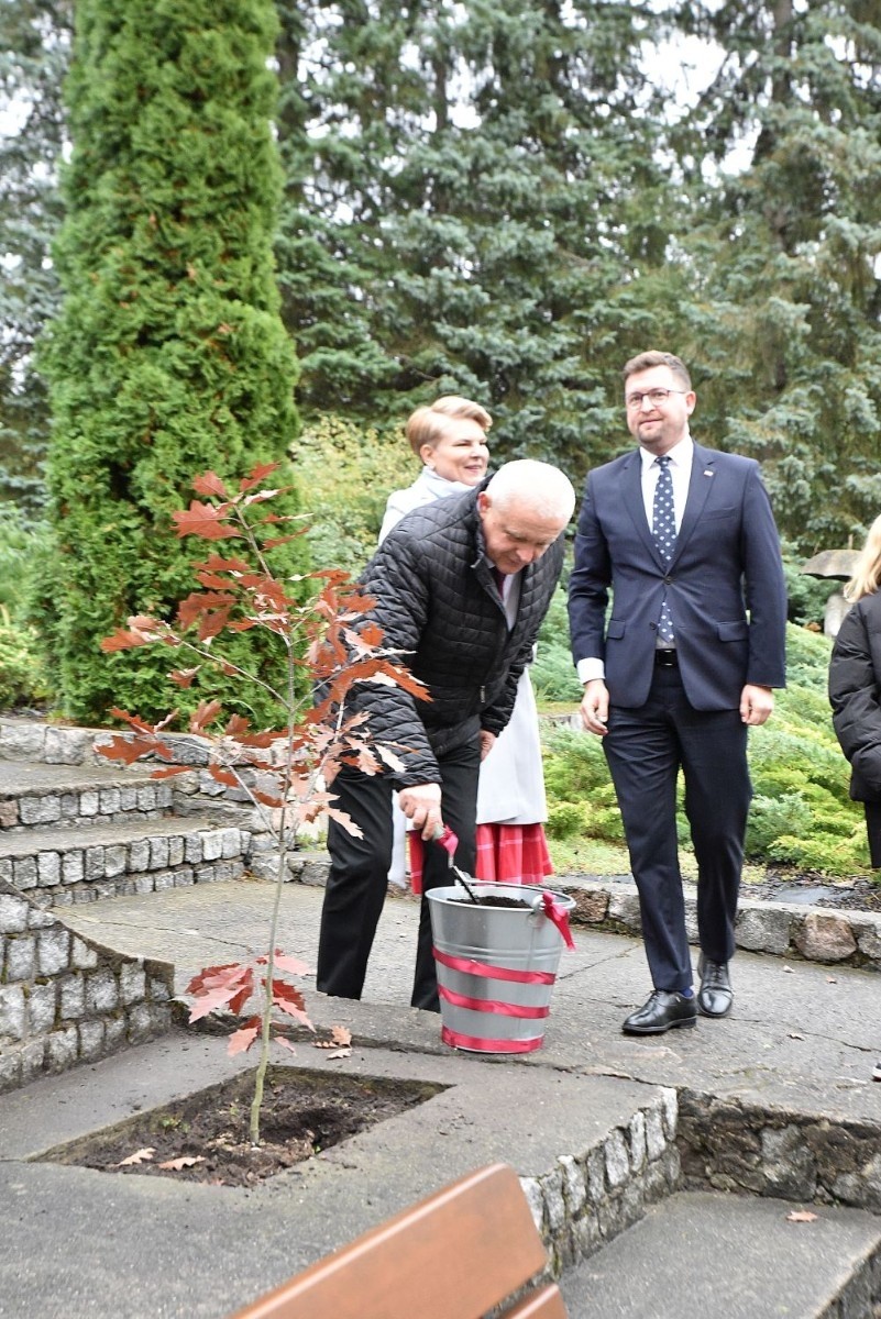 20 października świętowaliśmy Jubileusz 60-lecia Szkoły Podstawowej nr 2 w Pasłęku. Był to dla nas szczególny dzień, czas, w którym w symboliczny sposób przenieśliśmy się do chwili powstania naszej szkoły. Cieszymy się bardzo, że tak ważne dla nas wydarzenie swą obecnością uświetnili: minister Andrzej Śliwka - podsekretarz stanu w Ministerstwie Aktywów Państwowych, Burmistrz Pasłęka Pan Wiesław Śniecikowski, Przewodniczący Rady Miejskiej w Pasłęku Pan Marian Matuszczak, Starosta Powiatu Elbląskiego Pan Maciej Romanowski, wiceburmistrz Pan Marek Sarnowski, dyrektorzy i przedstawiciele instytucji oświatowych, służb mundurowych, działacze stowarzyszeń i związków zawodowych, emeryci oraz liczni absolwenci Szkoły Podstawowej nr 2 w Pasłęku.
Obchody jubileuszu rozpoczęliśmy od posadzenia drzewka przed pomnikiem patrona, Władysława Broniewskiego i przecięcia wstęgi na ławeczce upamiętniającej tę wyjątkową rocznicę. Następnie, już w auli, głos zabrała Pani Dyrektor Agnieszka Cieklińska, dzięki której wspomnienia związane z historią szkoły na nowo odżyły w pamięci zebranych. W pięknych słowach usłyszeliśmy o początkach szkoły, przypomnieliśmy sobie losy ludzi z nią związanych, ich sukcesy i zmagania, dzięki którym my dzisiaj możemy być częścią wyjątkowego miejsca, tak mocno wpisującego się w historię naszego miasta.