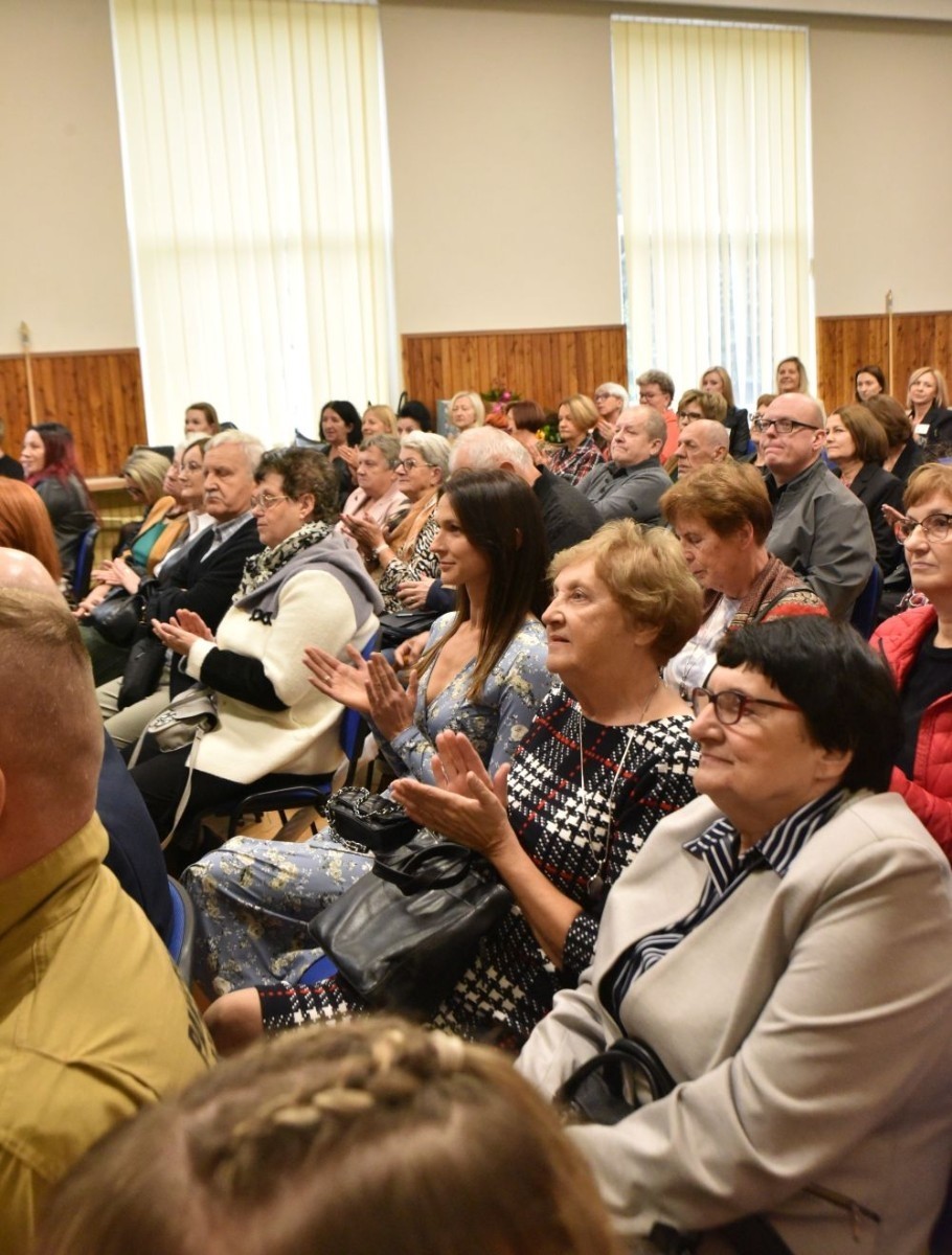 20 października świętowaliśmy Jubileusz 60-lecia Szkoły Podstawowej nr 2 w Pasłęku. Był to dla nas szczególny dzień, czas, w którym w symboliczny sposób przenieśliśmy się do chwili powstania naszej szkoły. Cieszymy się bardzo, że tak ważne dla nas wydarzenie swą obecnością uświetnili: minister Andrzej Śliwka - podsekretarz stanu w Ministerstwie Aktywów Państwowych, Burmistrz Pasłęka Pan Wiesław Śniecikowski, Przewodniczący Rady Miejskiej w Pasłęku Pan Marian Matuszczak, Starosta Powiatu Elbląskiego Pan Maciej Romanowski, wiceburmistrz Pan Marek Sarnowski, dyrektorzy i przedstawiciele instytucji oświatowych, służb mundurowych, działacze stowarzyszeń i związków zawodowych, emeryci oraz liczni absolwenci Szkoły Podstawowej nr 2 w Pasłęku.
Obchody jubileuszu rozpoczęliśmy od posadzenia drzewka przed pomnikiem patrona, Władysława Broniewskiego i przecięcia wstęgi na ławeczce upamiętniającej tę wyjątkową rocznicę. Następnie, już w auli, głos zabrała Pani Dyrektor Agnieszka Cieklińska, dzięki której wspomnienia związane z historią szkoły na nowo odżyły w pamięci zebranych. W pięknych słowach usłyszeliśmy o początkach szkoły, przypomnieliśmy sobie losy ludzi z nią związanych, ich sukcesy i zmagania, dzięki którym my dzisiaj możemy być częścią wyjątkowego miejsca, tak mocno wpisującego się w historię naszego miasta.