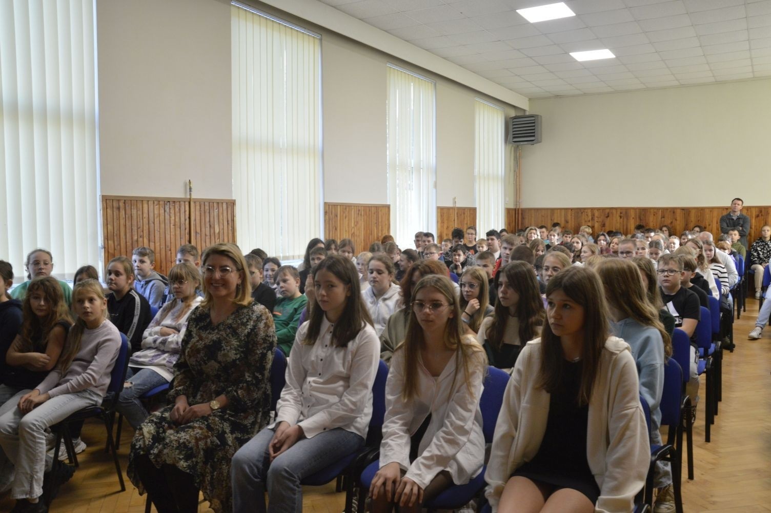 30 października w naszej szkole odbyło się uroczyste zaprzysiężenie Samorządu Uczniowskiego w składzie: Kaja Buska - przewodnicząca, Oliwia Kruk - zastępca  oraz Michalina Bejmert - sekretarz.
Uczennice na sztandar szkoły przyrzekły:
- nie zawieść zaufania koleżanek i kolegów,
- godnie pełnić powierzone zaszczytne funkcje,
- sumiennie wypełniać obowiązki i pracować dla dobra całej społeczności szkolnej,
- w swej pracy uwzględniać słuszne życzenia i propozycje koleżanek i kolegów,
- pomagać dyrekcji, nauczycielom i wychowawcom w organizowaniu życia szkolnego,
- godnie reprezentować szkołę,
- podtrzymywać piękne tradycje szkoły,
- nie nadużywać uprawnień i postępować zgodnie z kodeksem moralnym.
Po wyprowadzeniu sztandaru do zebranych przemówiła przewodnicząca, która podziękowała za oddane głosy i poinformowała, że dołoży wszelkich starań, by złożone przez nią obietnice wyborcze zostały zrealizowane.
Na koniec głos zabrała również pani dyrektor Agnieszka Cieklińska, która podkreśliła jak wielka odpowiedzialność spoczywa na tych, którzy są reprezentantami całej społeczności szkolnej, a także przypomniała jak ważną rolę w szkole odgrywa Samorząd Uczniowski.
