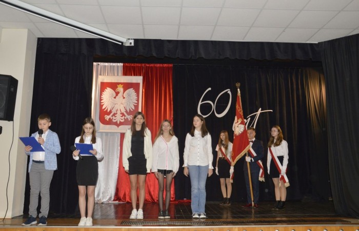 30 października w naszej szkole odbyło się uroczyste zaprzysiężenie Samorządu Uczniowskiego w składzie: Kaja Buska - przewodnicząca, Oliwia Kruk - zastępca  oraz Michalina Bejmert - sekretarz.
Uczennice na sztandar szkoły przyrzekły:
- nie zawieść zaufania koleżanek i kolegów,
- godnie pełnić powierzone zaszczytne funkcje,
- sumiennie wypełniać obowiązki i pracować dla dobra całej społeczności szkolnej,
- w swej pracy uwzględniać słuszne życzenia i propozycje koleżanek i kolegów,
- pomagać dyrekcji, nauczycielom i wychowawcom w organizowaniu życia szkolnego,
- godnie reprezentować szkołę,
- podtrzymywać piękne tradycje szkoły,
- nie nadużywać uprawnień i postępować zgodnie z kodeksem moralnym.
Po wyprowadzeniu sztandaru do zebranych przemówiła przewodnicząca, która podziękowała za oddane głosy i poinformowała, że dołoży wszelkich starań, by złożone przez nią obietnice wyborcze zostały zrealizowane.
Na koniec głos zabrała również pani dyrektor Agnieszka Cieklińska, która podkreśliła jak wielka odpowiedzialność spoczywa na tych, którzy są reprezentantami całej społeczności szkolnej, a także przypomniała jak ważną rolę w szkole odgrywa Samorząd Uczniowski.
