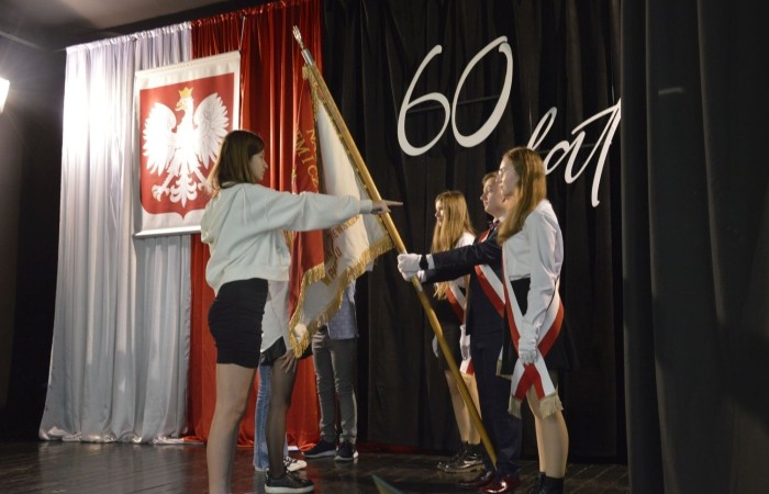 30 października w naszej szkole odbyło się uroczyste zaprzysiężenie Samorządu Uczniowskiego w składzie: Kaja Buska - przewodnicząca, Oliwia Kruk - zastępca  oraz Michalina Bejmert - sekretarz.
Uczennice na sztandar szkoły przyrzekły:
- nie zawieść zaufania koleżanek i kolegów,
- godnie pełnić powierzone zaszczytne funkcje,
- sumiennie wypełniać obowiązki i pracować dla dobra całej społeczności szkolnej,
- w swej pracy uwzględniać słuszne życzenia i propozycje koleżanek i kolegów,
- pomagać dyrekcji, nauczycielom i wychowawcom w organizowaniu życia szkolnego,
- godnie reprezentować szkołę,
- podtrzymywać piękne tradycje szkoły,
- nie nadużywać uprawnień i postępować zgodnie z kodeksem moralnym.
Po wyprowadzeniu sztandaru do zebranych przemówiła przewodnicząca, która podziękowała za oddane głosy i poinformowała, że dołoży wszelkich starań, by złożone przez nią obietnice wyborcze zostały zrealizowane.
Na koniec głos zabrała również pani dyrektor Agnieszka Cieklińska, która podkreśliła jak wielka odpowiedzialność spoczywa na tych, którzy są reprezentantami całej społeczności szkolnej, a także przypomniała jak ważną rolę w szkole odgrywa Samorząd Uczniowski.
