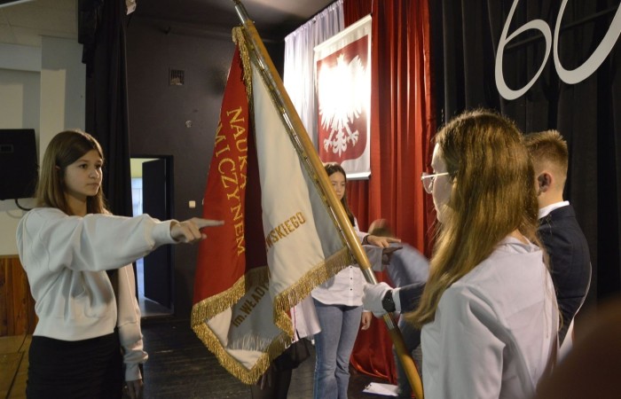 30 października w naszej szkole odbyło się uroczyste zaprzysiężenie Samorządu Uczniowskiego w składzie: Kaja Buska - przewodnicząca, Oliwia Kruk - zastępca  oraz Michalina Bejmert - sekretarz.
Uczennice na sztandar szkoły przyrzekły:
- nie zawieść zaufania koleżanek i kolegów,
- godnie pełnić powierzone zaszczytne funkcje,
- sumiennie wypełniać obowiązki i pracować dla dobra całej społeczności szkolnej,
- w swej pracy uwzględniać słuszne życzenia i propozycje koleżanek i kolegów,
- pomagać dyrekcji, nauczycielom i wychowawcom w organizowaniu życia szkolnego,
- godnie reprezentować szkołę,
- podtrzymywać piękne tradycje szkoły,
- nie nadużywać uprawnień i postępować zgodnie z kodeksem moralnym.
Po wyprowadzeniu sztandaru do zebranych przemówiła przewodnicząca, która podziękowała za oddane głosy i poinformowała, że dołoży wszelkich starań, by złożone przez nią obietnice wyborcze zostały zrealizowane.
Na koniec głos zabrała również pani dyrektor Agnieszka Cieklińska, która podkreśliła jak wielka odpowiedzialność spoczywa na tych, którzy są reprezentantami całej społeczności szkolnej, a także przypomniała jak ważną rolę w szkole odgrywa Samorząd Uczniowski.
