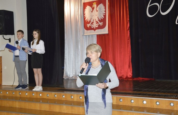 30 października w naszej szkole odbyło się uroczyste zaprzysiężenie Samorządu Uczniowskiego w składzie: Kaja Buska - przewodnicząca, Oliwia Kruk - zastępca  oraz Michalina Bejmert - sekretarz.
Uczennice na sztandar szkoły przyrzekły:
- nie zawieść zaufania koleżanek i kolegów,
- godnie pełnić powierzone zaszczytne funkcje,
- sumiennie wypełniać obowiązki i pracować dla dobra całej społeczności szkolnej,
- w swej pracy uwzględniać słuszne życzenia i propozycje koleżanek i kolegów,
- pomagać dyrekcji, nauczycielom i wychowawcom w organizowaniu życia szkolnego,
- godnie reprezentować szkołę,
- podtrzymywać piękne tradycje szkoły,
- nie nadużywać uprawnień i postępować zgodnie z kodeksem moralnym.
Po wyprowadzeniu sztandaru do zebranych przemówiła przewodnicząca, która podziękowała za oddane głosy i poinformowała, że dołoży wszelkich starań, by złożone przez nią obietnice wyborcze zostały zrealizowane.
Na koniec głos zabrała również pani dyrektor Agnieszka Cieklińska, która podkreśliła jak wielka odpowiedzialność spoczywa na tych, którzy są reprezentantami całej społeczności szkolnej, a także przypomniała jak ważną rolę w szkole odgrywa Samorząd Uczniowski.
