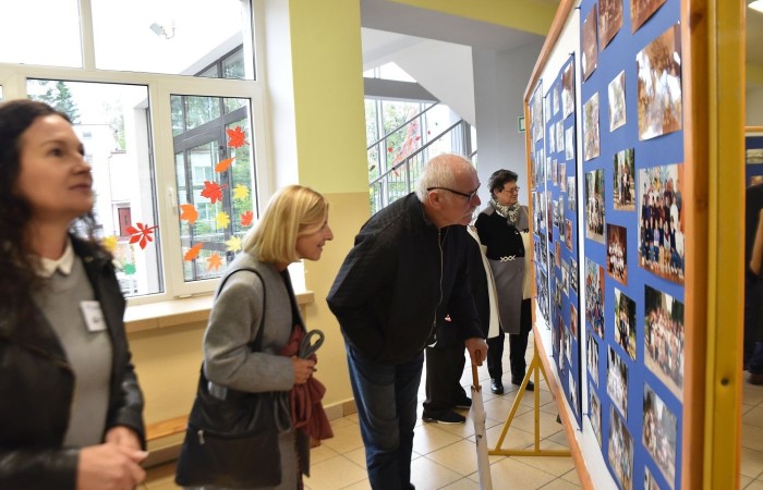 Popołudnie z “Dwójką” to czas, kiedy szkoła w dniu jubileuszu była otwarta dla absolwentów i rodziców. Licznie odwiedzający nas goście mogli uczestniczyć w “Turnieju wiedzy o szkole”, obejrzeć wystawy zdjęć przybliżających historię szkoły oraz prac plastycznych i graficznych przygotowanych specjalnie na tę okazję przez uczniów. Spacer po “Dwójce” urozmaiciły sympatykom szkoły wystawy kronik szkolnych. W organizację tak ważnego przedsięwzięcia włączyły się również panie ze stowarzyszenia “Przyjaciele Pasłęckiej Dwójki”, które  prowadziły kawiarenkę z pysznymi ciastami przygotowanymi przez rodziców i panie ze “Stowarzyszenia na Rzecz Rozwoju Wsi Aniołowo” serwujące świeżo pieczone ruchańce, domowy chleb ze smalcem i ogórkami. 
O atmosferę wieczoru zadbali absolwenci, którzy zaprezentowali swoje talenty. Czas pobytu w szkole umilała muzyka w wykonaniu młodzieżowego zespołu “The Moon” w składzie: Amelia Szczesna, Szymon Malczewski Bartosz Deroszewski.
Serca wszystkich odwiedzających podbił w koncercie “Jak za dawnych lat” zespół ’’Knitter`s jazz band” w składzie: Roman Apoloniusz Knitter - gitara i wokal, Wojciech Szewczyński - perkusja oraz na gitarze basowej absolwent naszej szkoły, który uczył się tu w latach 1963-1965 - Stanisław Żylis.
Wszystkim, którzy przyczynili się do tego, aby popołudniowe spotkania  odwiedzających nas gości upłynęły w miłej atmosferze, składamy serdeczne podziękowania :)