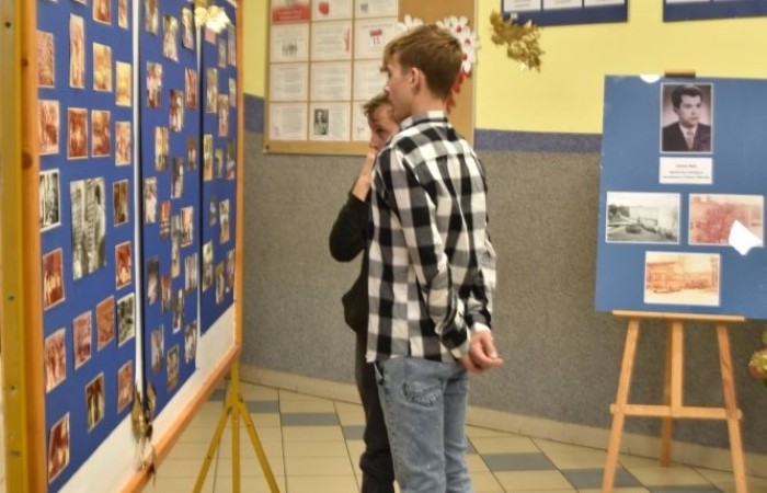 Popołudnie z “Dwójką” to czas, kiedy szkoła w dniu jubileuszu była otwarta dla absolwentów i rodziców. Licznie odwiedzający nas goście mogli uczestniczyć w “Turnieju wiedzy o szkole”, obejrzeć wystawy zdjęć przybliżających historię szkoły oraz prac plastycznych i graficznych przygotowanych specjalnie na tę okazję przez uczniów. Spacer po “Dwójce” urozmaiciły sympatykom szkoły wystawy kronik szkolnych. W organizację tak ważnego przedsięwzięcia włączyły się również panie ze stowarzyszenia “Przyjaciele Pasłęckiej Dwójki”, które  prowadziły kawiarenkę z pysznymi ciastami przygotowanymi przez rodziców i panie ze “Stowarzyszenia na Rzecz Rozwoju Wsi Aniołowo” serwujące świeżo pieczone ruchańce, domowy chleb ze smalcem i ogórkami. 
O atmosferę wieczoru zadbali absolwenci, którzy zaprezentowali swoje talenty. Czas pobytu w szkole umilała muzyka w wykonaniu młodzieżowego zespołu “The Moon” w składzie: Amelia Szczesna, Szymon Malczewski Bartosz Deroszewski.
Serca wszystkich odwiedzających podbił w koncercie “Jak za dawnych lat” zespół ’’Knitter`s jazz band” w składzie: Roman Apoloniusz Knitter - gitara i wokal, Wojciech Szewczyński - perkusja oraz na gitarze basowej absolwent naszej szkoły, który uczył się tu w latach 1963-1965 - Stanisław Żylis.
Wszystkim, którzy przyczynili się do tego, aby popołudniowe spotkania  odwiedzających nas gości upłynęły w miłej atmosferze, składamy serdeczne podziękowania :)