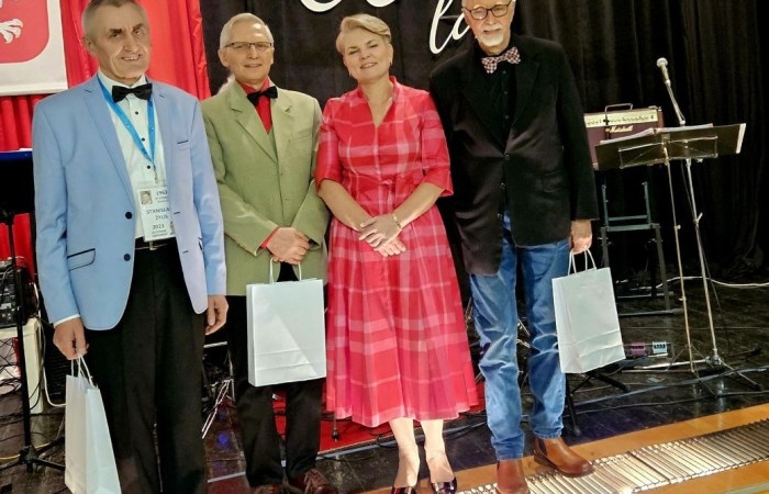 Popołudnie z “Dwójką” to czas, kiedy szkoła w dniu jubileuszu była otwarta dla absolwentów i rodziców. Licznie odwiedzający nas goście mogli uczestniczyć w “Turnieju wiedzy o szkole”, obejrzeć wystawy zdjęć przybliżających historię szkoły oraz prac plastycznych i graficznych przygotowanych specjalnie na tę okazję przez uczniów. Spacer po “Dwójce” urozmaiciły sympatykom szkoły wystawy kronik szkolnych. W organizację tak ważnego przedsięwzięcia włączyły się również panie ze stowarzyszenia “Przyjaciele Pasłęckiej Dwójki”, które  prowadziły kawiarenkę z pysznymi ciastami przygotowanymi przez rodziców i panie ze “Stowarzyszenia na Rzecz Rozwoju Wsi Aniołowo” serwujące świeżo pieczone ruchańce, domowy chleb ze smalcem i ogórkami. 
O atmosferę wieczoru zadbali absolwenci, którzy zaprezentowali swoje talenty. Czas pobytu w szkole umilała muzyka w wykonaniu młodzieżowego zespołu “The Moon” w składzie: Amelia Szczesna, Szymon Malczewski Bartosz Deroszewski.
Serca wszystkich odwiedzających podbił w koncercie “Jak za dawnych lat” zespół ’’Knitter`s jazz band” w składzie: Roman Apoloniusz Knitter - gitara i wokal, Wojciech Szewczyński - perkusja oraz na gitarze basowej absolwent naszej szkoły, który uczył się tu w latach 1963-1965 - Stanisław Żylis.
Wszystkim, którzy przyczynili się do tego, aby popołudniowe spotkania  odwiedzających nas gości upłynęły w miłej atmosferze, składamy serdeczne podziękowania :)