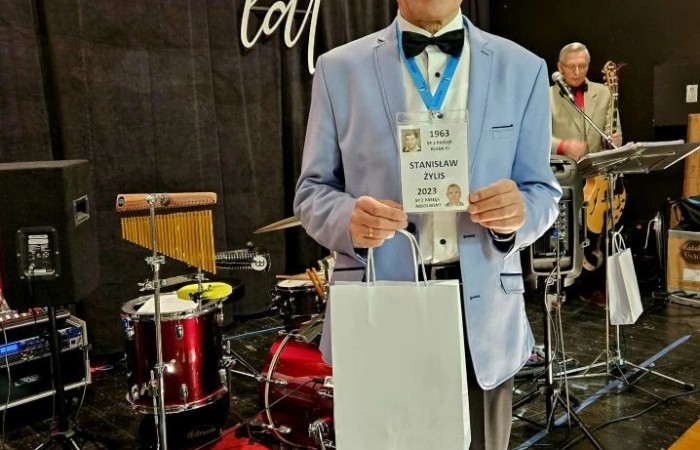 Popołudnie z “Dwójką” to czas, kiedy szkoła w dniu jubileuszu była otwarta dla absolwentów i rodziców. Licznie odwiedzający nas goście mogli uczestniczyć w “Turnieju wiedzy o szkole”, obejrzeć wystawy zdjęć przybliżających historię szkoły oraz prac plastycznych i graficznych przygotowanych specjalnie na tę okazję przez uczniów. Spacer po “Dwójce” urozmaiciły sympatykom szkoły wystawy kronik szkolnych. W organizację tak ważnego przedsięwzięcia włączyły się również panie ze stowarzyszenia “Przyjaciele Pasłęckiej Dwójki”, które  prowadziły kawiarenkę z pysznymi ciastami przygotowanymi przez rodziców i panie ze “Stowarzyszenia na Rzecz Rozwoju Wsi Aniołowo” serwujące świeżo pieczone ruchańce, domowy chleb ze smalcem i ogórkami. 
O atmosferę wieczoru zadbali absolwenci, którzy zaprezentowali swoje talenty. Czas pobytu w szkole umilała muzyka w wykonaniu młodzieżowego zespołu “The Moon” w składzie: Amelia Szczesna, Szymon Malczewski Bartosz Deroszewski.
Serca wszystkich odwiedzających podbił w koncercie “Jak za dawnych lat” zespół ’’Knitter`s jazz band” w składzie: Roman Apoloniusz Knitter - gitara i wokal, Wojciech Szewczyński - perkusja oraz na gitarze basowej absolwent naszej szkoły, który uczył się tu w latach 1963-1965 - Stanisław Żylis.
Wszystkim, którzy przyczynili się do tego, aby popołudniowe spotkania  odwiedzających nas gości upłynęły w miłej atmosferze, składamy serdeczne podziękowania :)