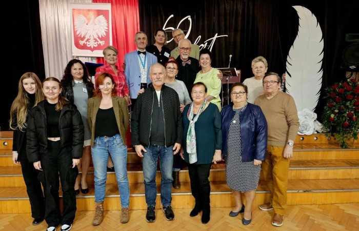 Popołudnie z “Dwójką” to czas, kiedy szkoła w dniu jubileuszu była otwarta dla absolwentów i rodziców. Licznie odwiedzający nas goście mogli uczestniczyć w “Turnieju wiedzy o szkole”, obejrzeć wystawy zdjęć przybliżających historię szkoły oraz prac plastycznych i graficznych przygotowanych specjalnie na tę okazję przez uczniów. Spacer po “Dwójce” urozmaiciły sympatykom szkoły wystawy kronik szkolnych. W organizację tak ważnego przedsięwzięcia włączyły się również panie ze stowarzyszenia “Przyjaciele Pasłęckiej Dwójki”, które  prowadziły kawiarenkę z pysznymi ciastami przygotowanymi przez rodziców i panie ze “Stowarzyszenia na Rzecz Rozwoju Wsi Aniołowo” serwujące świeżo pieczone ruchańce, domowy chleb ze smalcem i ogórkami. 
O atmosferę wieczoru zadbali absolwenci, którzy zaprezentowali swoje talenty. Czas pobytu w szkole umilała muzyka w wykonaniu młodzieżowego zespołu “The Moon” w składzie: Amelia Szczesna, Szymon Malczewski Bartosz Deroszewski.
Serca wszystkich odwiedzających podbił w koncercie “Jak za dawnych lat” zespół ’’Knitter`s jazz band” w składzie: Roman Apoloniusz Knitter - gitara i wokal, Wojciech Szewczyński - perkusja oraz na gitarze basowej absolwent naszej szkoły, który uczył się tu w latach 1963-1965 - Stanisław Żylis.
Wszystkim, którzy przyczynili się do tego, aby popołudniowe spotkania  odwiedzających nas gości upłynęły w miłej atmosferze, składamy serdeczne podziękowania :)