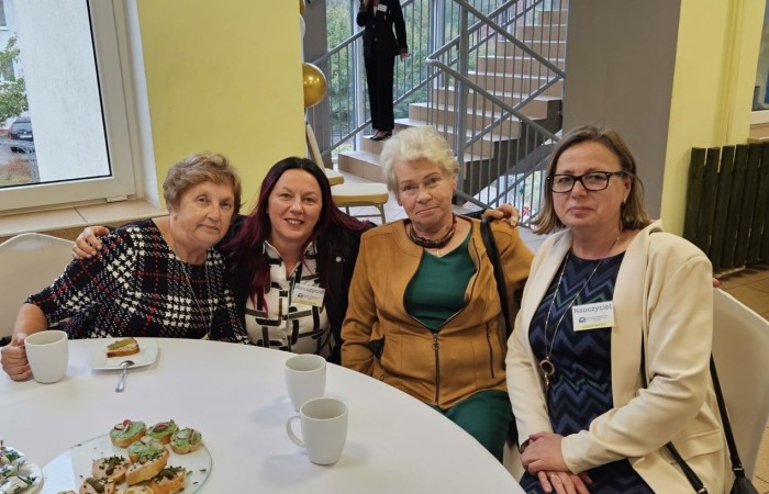 Popołudnie z “Dwójką” to czas, kiedy szkoła w dniu jubileuszu była otwarta dla absolwentów i rodziców. Licznie odwiedzający nas goście mogli uczestniczyć w “Turnieju wiedzy o szkole”, obejrzeć wystawy zdjęć przybliżających historię szkoły oraz prac plastycznych i graficznych przygotowanych specjalnie na tę okazję przez uczniów. Spacer po “Dwójce” urozmaiciły sympatykom szkoły wystawy kronik szkolnych. W organizację tak ważnego przedsięwzięcia włączyły się również panie ze stowarzyszenia “Przyjaciele Pasłęckiej Dwójki”, które  prowadziły kawiarenkę z pysznymi ciastami przygotowanymi przez rodziców i panie ze “Stowarzyszenia na Rzecz Rozwoju Wsi Aniołowo” serwujące świeżo pieczone ruchańce, domowy chleb ze smalcem i ogórkami. 
O atmosferę wieczoru zadbali absolwenci, którzy zaprezentowali swoje talenty. Czas pobytu w szkole umilała muzyka w wykonaniu młodzieżowego zespołu “The Moon” w składzie: Amelia Szczesna, Szymon Malczewski Bartosz Deroszewski.
Serca wszystkich odwiedzających podbił w koncercie “Jak za dawnych lat” zespół ’’Knitter`s jazz band” w składzie: Roman Apoloniusz Knitter - gitara i wokal, Wojciech Szewczyński - perkusja oraz na gitarze basowej absolwent naszej szkoły, który uczył się tu w latach 1963-1965 - Stanisław Żylis.
Wszystkim, którzy przyczynili się do tego, aby popołudniowe spotkania  odwiedzających nas gości upłynęły w miłej atmosferze, składamy serdeczne podziękowania :)