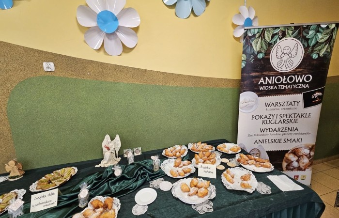 Popołudnie z “Dwójką” to czas, kiedy szkoła w dniu jubileuszu była otwarta dla absolwentów i rodziców. Licznie odwiedzający nas goście mogli uczestniczyć w “Turnieju wiedzy o szkole”, obejrzeć wystawy zdjęć przybliżających historię szkoły oraz prac plastycznych i graficznych przygotowanych specjalnie na tę okazję przez uczniów. Spacer po “Dwójce” urozmaiciły sympatykom szkoły wystawy kronik szkolnych. W organizację tak ważnego przedsięwzięcia włączyły się również panie ze stowarzyszenia “Przyjaciele Pasłęckiej Dwójki”, które  prowadziły kawiarenkę z pysznymi ciastami przygotowanymi przez rodziców i panie ze “Stowarzyszenia na Rzecz Rozwoju Wsi Aniołowo” serwujące świeżo pieczone ruchańce, domowy chleb ze smalcem i ogórkami. 
O atmosferę wieczoru zadbali absolwenci, którzy zaprezentowali swoje talenty. Czas pobytu w szkole umilała muzyka w wykonaniu młodzieżowego zespołu “The Moon” w składzie: Amelia Szczesna, Szymon Malczewski Bartosz Deroszewski.
Serca wszystkich odwiedzających podbił w koncercie “Jak za dawnych lat” zespół ’’Knitter`s jazz band” w składzie: Roman Apoloniusz Knitter - gitara i wokal, Wojciech Szewczyński - perkusja oraz na gitarze basowej absolwent naszej szkoły, który uczył się tu w latach 1963-1965 - Stanisław Żylis.
Wszystkim, którzy przyczynili się do tego, aby popołudniowe spotkania  odwiedzających nas gości upłynęły w miłej atmosferze, składamy serdeczne podziękowania :)