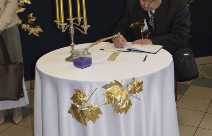 Popołudnie z “Dwójką” to czas, kiedy szkoła w dniu jubileuszu była otwarta dla absolwentów i rodziców. Licznie odwiedzający nas goście mogli uczestniczyć w “Turnieju wiedzy o szkole”, obejrzeć wystawy zdjęć przybliżających historię szkoły oraz prac plastycznych i graficznych przygotowanych specjalnie na tę okazję przez uczniów. Spacer po “Dwójce” urozmaiciły sympatykom szkoły wystawy kronik szkolnych. W organizację tak ważnego przedsięwzięcia włączyły się również panie ze stowarzyszenia “Przyjaciele Pasłęckiej Dwójki”, które  prowadziły kawiarenkę z pysznymi ciastami przygotowanymi przez rodziców i panie ze “Stowarzyszenia na Rzecz Rozwoju Wsi Aniołowo” serwujące świeżo pieczone ruchańce, domowy chleb ze smalcem i ogórkami. 
O atmosferę wieczoru zadbali absolwenci, którzy zaprezentowali swoje talenty. Czas pobytu w szkole umilała muzyka w wykonaniu młodzieżowego zespołu “The Moon” w składzie: Amelia Szczesna, Szymon Malczewski Bartosz Deroszewski.
Serca wszystkich odwiedzających podbił w koncercie “Jak za dawnych lat” zespół ’’Knitter`s jazz band” w składzie: Roman Apoloniusz Knitter - gitara i wokal, Wojciech Szewczyński - perkusja oraz na gitarze basowej absolwent naszej szkoły, który uczył się tu w latach 1963-1965 - Stanisław Żylis.
Wszystkim, którzy przyczynili się do tego, aby popołudniowe spotkania  odwiedzających nas gości upłynęły w miłej atmosferze, składamy serdeczne podziękowania :)