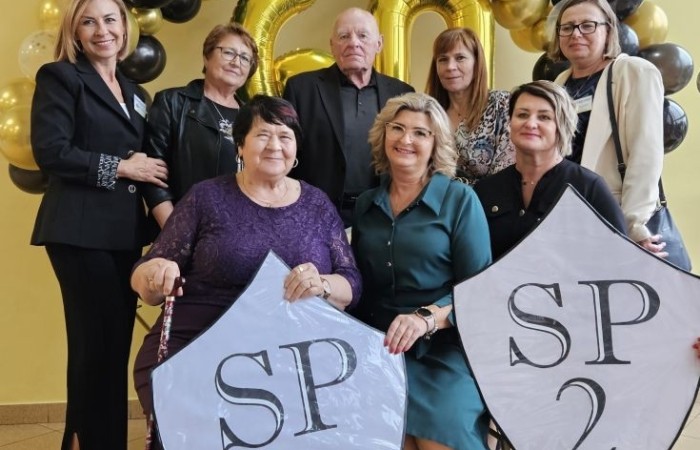 Popołudnie z “Dwójką” to czas, kiedy szkoła w dniu jubileuszu była otwarta dla absolwentów i rodziców. Licznie odwiedzający nas goście mogli uczestniczyć w “Turnieju wiedzy o szkole”, obejrzeć wystawy zdjęć przybliżających historię szkoły oraz prac plastycznych i graficznych przygotowanych specjalnie na tę okazję przez uczniów. Spacer po “Dwójce” urozmaiciły sympatykom szkoły wystawy kronik szkolnych. W organizację tak ważnego przedsięwzięcia włączyły się również panie ze stowarzyszenia “Przyjaciele Pasłęckiej Dwójki”, które  prowadziły kawiarenkę z pysznymi ciastami przygotowanymi przez rodziców i panie ze “Stowarzyszenia na Rzecz Rozwoju Wsi Aniołowo” serwujące świeżo pieczone ruchańce, domowy chleb ze smalcem i ogórkami. 
O atmosferę wieczoru zadbali absolwenci, którzy zaprezentowali swoje talenty. Czas pobytu w szkole umilała muzyka w wykonaniu młodzieżowego zespołu “The Moon” w składzie: Amelia Szczesna, Szymon Malczewski Bartosz Deroszewski.
Serca wszystkich odwiedzających podbił w koncercie “Jak za dawnych lat” zespół ’’Knitter`s jazz band” w składzie: Roman Apoloniusz Knitter - gitara i wokal, Wojciech Szewczyński - perkusja oraz na gitarze basowej absolwent naszej szkoły, który uczył się tu w latach 1963-1965 - Stanisław Żylis.
Wszystkim, którzy przyczynili się do tego, aby popołudniowe spotkania  odwiedzających nas gości upłynęły w miłej atmosferze, składamy serdeczne podziękowania :)