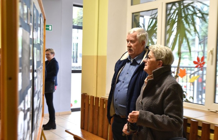 Popołudnie z “Dwójką” to czas, kiedy szkoła w dniu jubileuszu była otwarta dla absolwentów i rodziców. Licznie odwiedzający nas goście mogli uczestniczyć w “Turnieju wiedzy o szkole”, obejrzeć wystawy zdjęć przybliżających historię szkoły oraz prac plastycznych i graficznych przygotowanych specjalnie na tę okazję przez uczniów. Spacer po “Dwójce” urozmaiciły sympatykom szkoły wystawy kronik szkolnych. W organizację tak ważnego przedsięwzięcia włączyły się również panie ze stowarzyszenia “Przyjaciele Pasłęckiej Dwójki”, które  prowadziły kawiarenkę z pysznymi ciastami przygotowanymi przez rodziców i panie ze “Stowarzyszenia na Rzecz Rozwoju Wsi Aniołowo” serwujące świeżo pieczone ruchańce, domowy chleb ze smalcem i ogórkami. 
O atmosferę wieczoru zadbali absolwenci, którzy zaprezentowali swoje talenty. Czas pobytu w szkole umilała muzyka w wykonaniu młodzieżowego zespołu “The Moon” w składzie: Amelia Szczesna, Szymon Malczewski Bartosz Deroszewski.
Serca wszystkich odwiedzających podbił w koncercie “Jak za dawnych lat” zespół ’’Knitter`s jazz band” w składzie: Roman Apoloniusz Knitter - gitara i wokal, Wojciech Szewczyński - perkusja oraz na gitarze basowej absolwent naszej szkoły, który uczył się tu w latach 1963-1965 - Stanisław Żylis.
Wszystkim, którzy przyczynili się do tego, aby popołudniowe spotkania  odwiedzających nas gości upłynęły w miłej atmosferze, składamy serdeczne podziękowania :)