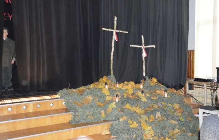 13 listopada w naszej szkole odbyła się akademia z okazji Narodowego Święta Niepodległości. Uczniowie klasy 5 b pod kierunkiem p. Katarzyny Czarneckiej przygotowali niezwykle wzruszający i pouczający montaż słowno-muzyczny, w którym przypomnieli smutny czas w historii naszej Ojczyzny, a także z dumą zaprezentowali odrodzenie się naszego państwa. Zwieńczeniem występu było uświadomienie wszystkim zebranym, że wolność raz zdobyta i niepodległość raz osiągnięta, nie są dane na zawsze. Należy więc wciąż dbać o te wartości i stale je pielęgnować.
Pięknym akcentem patriotycznym było również wręczenie ręcznie wykonanych przez wolontariuszy kotylionów.