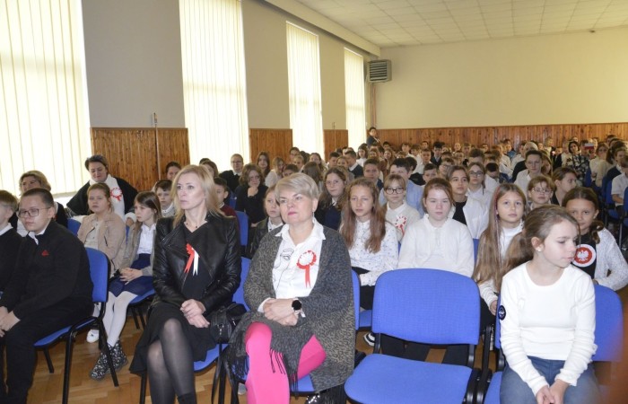 13 listopada w naszej szkole odbyła się akademia z okazji Narodowego Święta Niepodległości. Uczniowie klasy 5 b pod kierunkiem p. Katarzyny Czarneckiej przygotowali niezwykle wzruszający i pouczający montaż słowno-muzyczny, w którym przypomnieli smutny czas w historii naszej Ojczyzny, a także z dumą zaprezentowali odrodzenie się naszego państwa. Zwieńczeniem występu było uświadomienie wszystkim zebranym, że wolność raz zdobyta i niepodległość raz osiągnięta, nie są dane na zawsze. Należy więc wciąż dbać o te wartości i stale je pielęgnować.
Pięknym akcentem patriotycznym było również wręczenie ręcznie wykonanych przez wolontariuszy kotylionów.