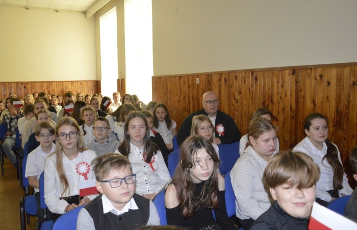 13 listopada w naszej szkole odbyła się akademia z okazji Narodowego Święta Niepodległości. Uczniowie klasy 5 b pod kierunkiem p. Katarzyny Czarneckiej przygotowali niezwykle wzruszający i pouczający montaż słowno-muzyczny, w którym przypomnieli smutny czas w historii naszej Ojczyzny, a także z dumą zaprezentowali odrodzenie się naszego państwa. Zwieńczeniem występu było uświadomienie wszystkim zebranym, że wolność raz zdobyta i niepodległość raz osiągnięta, nie są dane na zawsze. Należy więc wciąż dbać o te wartości i stale je pielęgnować.
Pięknym akcentem patriotycznym było również wręczenie ręcznie wykonanych przez wolontariuszy kotylionów.