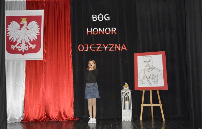 13 listopada w naszej szkole odbyła się akademia z okazji Narodowego Święta Niepodległości. Uczniowie klasy 5 b pod kierunkiem p. Katarzyny Czarneckiej przygotowali niezwykle wzruszający i pouczający montaż słowno-muzyczny, w którym przypomnieli smutny czas w historii naszej Ojczyzny, a także z dumą zaprezentowali odrodzenie się naszego państwa. Zwieńczeniem występu było uświadomienie wszystkim zebranym, że wolność raz zdobyta i niepodległość raz osiągnięta, nie są dane na zawsze. Należy więc wciąż dbać o te wartości i stale je pielęgnować.
Pięknym akcentem patriotycznym było również wręczenie ręcznie wykonanych przez wolontariuszy kotylionów.