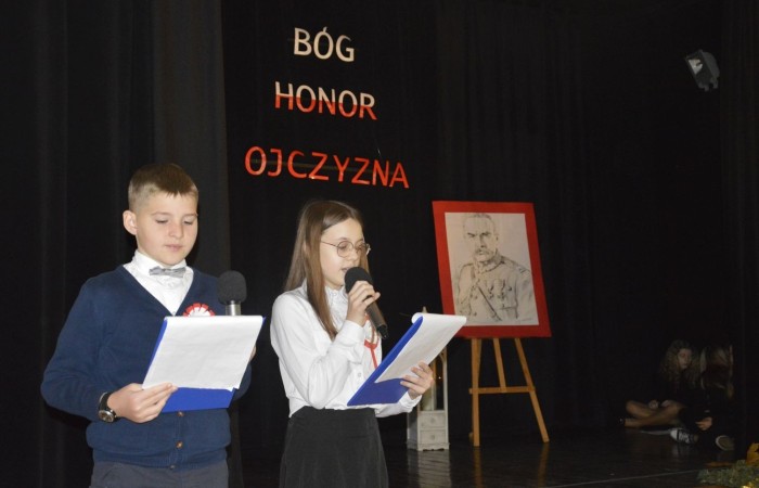 13 listopada w naszej szkole odbyła się akademia z okazji Narodowego Święta Niepodległości. Uczniowie klasy 5 b pod kierunkiem p. Katarzyny Czarneckiej przygotowali niezwykle wzruszający i pouczający montaż słowno-muzyczny, w którym przypomnieli smutny czas w historii naszej Ojczyzny, a także z dumą zaprezentowali odrodzenie się naszego państwa. Zwieńczeniem występu było uświadomienie wszystkim zebranym, że wolność raz zdobyta i niepodległość raz osiągnięta, nie są dane na zawsze. Należy więc wciąż dbać o te wartości i stale je pielęgnować.
Pięknym akcentem patriotycznym było również wręczenie ręcznie wykonanych przez wolontariuszy kotylionów.