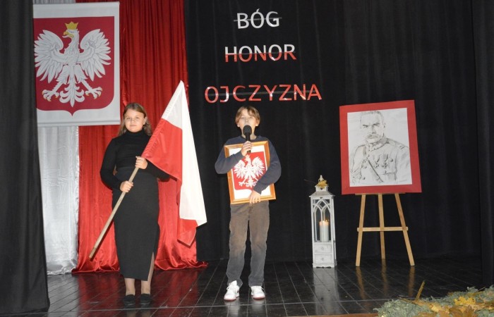 13 listopada w naszej szkole odbyła się akademia z okazji Narodowego Święta Niepodległości. Uczniowie klasy 5 b pod kierunkiem p. Katarzyny Czarneckiej przygotowali niezwykle wzruszający i pouczający montaż słowno-muzyczny, w którym przypomnieli smutny czas w historii naszej Ojczyzny, a także z dumą zaprezentowali odrodzenie się naszego państwa. Zwieńczeniem występu było uświadomienie wszystkim zebranym, że wolność raz zdobyta i niepodległość raz osiągnięta, nie są dane na zawsze. Należy więc wciąż dbać o te wartości i stale je pielęgnować.
Pięknym akcentem patriotycznym było również wręczenie ręcznie wykonanych przez wolontariuszy kotylionów.