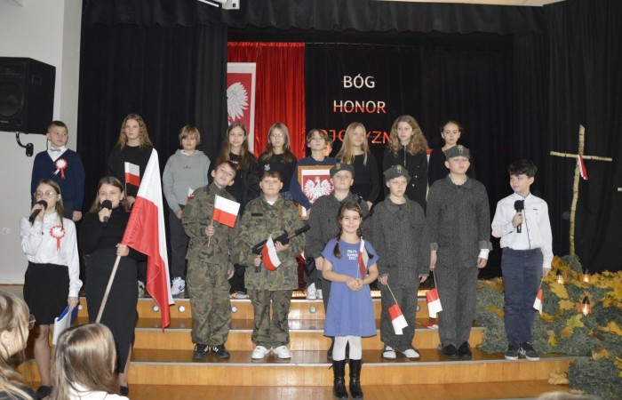 13 listopada w naszej szkole odbyła się akademia z okazji Narodowego Święta Niepodległości. Uczniowie klasy 5 b pod kierunkiem p. Katarzyny Czarneckiej przygotowali niezwykle wzruszający i pouczający montaż słowno-muzyczny, w którym przypomnieli smutny czas w historii naszej Ojczyzny, a także z dumą zaprezentowali odrodzenie się naszego państwa. Zwieńczeniem występu było uświadomienie wszystkim zebranym, że wolność raz zdobyta i niepodległość raz osiągnięta, nie są dane na zawsze. Należy więc wciąż dbać o te wartości i stale je pielęgnować.
Pięknym akcentem patriotycznym było również wręczenie ręcznie wykonanych przez wolontariuszy kotylionów.