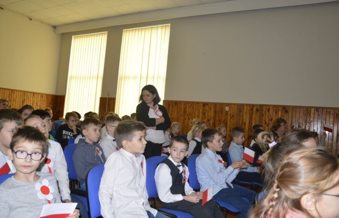 13 listopada w naszej szkole odbyła się akademia z okazji Narodowego Święta Niepodległości. Uczniowie klasy 5 b pod kierunkiem p. Katarzyny Czarneckiej przygotowali niezwykle wzruszający i pouczający montaż słowno-muzyczny, w którym przypomnieli smutny czas w historii naszej Ojczyzny, a także z dumą zaprezentowali odrodzenie się naszego państwa. Zwieńczeniem występu było uświadomienie wszystkim zebranym, że wolność raz zdobyta i niepodległość raz osiągnięta, nie są dane na zawsze. Należy więc wciąż dbać o te wartości i stale je pielęgnować.
Pięknym akcentem patriotycznym było również wręczenie ręcznie wykonanych przez wolontariuszy kotylionów.