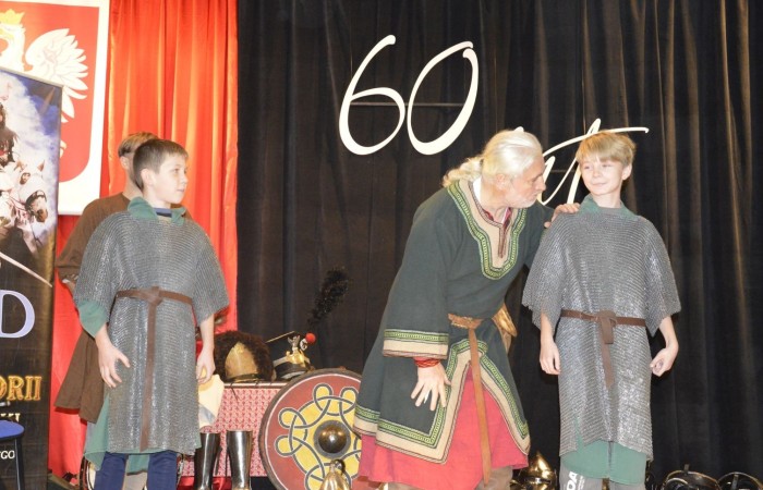 31 października odbyła się w naszej szkole Żywa lekcja historii. Teatr Historyczny Chorągiew Komturstwa Gniewskiego w tym roku także zabrał uczniów w podróż przez wieki. Dzieci z młodszych klas miały możliwość doświadczenia ciężaru uzbrojenia oraz poznali jej wartość, natomiast klasy starsze wysłuchały barwnych opowieści o powstaniach narodowych (listopadowym i styczniowym), zapoznali się ze strojami i uzbrojeniem najsłynniejszych postaci tamtych lat oraz usłyszeli najważniejsze informacje na temat odzyskania przez Polskę niepodległości.