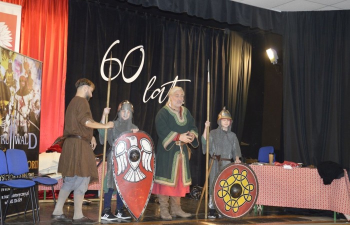 31 października odbyła się w naszej szkole Żywa lekcja historii. Teatr Historyczny Chorągiew Komturstwa Gniewskiego w tym roku także zabrał uczniów w podróż przez wieki. Dzieci z młodszych klas miały możliwość doświadczenia ciężaru uzbrojenia oraz poznali jej wartość, natomiast klasy starsze wysłuchały barwnych opowieści o powstaniach narodowych (listopadowym i styczniowym), zapoznali się ze strojami i uzbrojeniem najsłynniejszych postaci tamtych lat oraz usłyszeli najważniejsze informacje na temat odzyskania przez Polskę niepodległości.