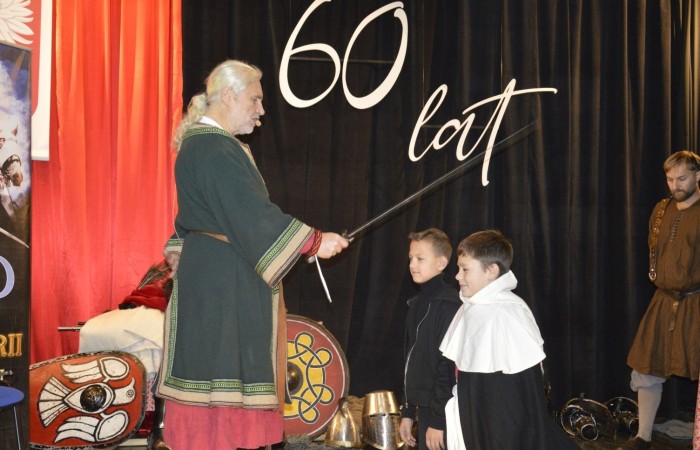 31 października odbyła się w naszej szkole Żywa lekcja historii. Teatr Historyczny Chorągiew Komturstwa Gniewskiego w tym roku także zabrał uczniów w podróż przez wieki. Dzieci z młodszych klas miały możliwość doświadczenia ciężaru uzbrojenia oraz poznali jej wartość, natomiast klasy starsze wysłuchały barwnych opowieści o powstaniach narodowych (listopadowym i styczniowym), zapoznali się ze strojami i uzbrojeniem najsłynniejszych postaci tamtych lat oraz usłyszeli najważniejsze informacje na temat odzyskania przez Polskę niepodległości.