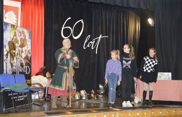 31 października odbyła się w naszej szkole Żywa lekcja historii. Teatr Historyczny Chorągiew Komturstwa Gniewskiego w tym roku także zabrał uczniów w podróż przez wieki. Dzieci z młodszych klas miały możliwość doświadczenia ciężaru uzbrojenia oraz poznali jej wartość, natomiast klasy starsze wysłuchały barwnych opowieści o powstaniach narodowych (listopadowym i styczniowym), zapoznali się ze strojami i uzbrojeniem najsłynniejszych postaci tamtych lat oraz usłyszeli najważniejsze informacje na temat odzyskania przez Polskę niepodległości.