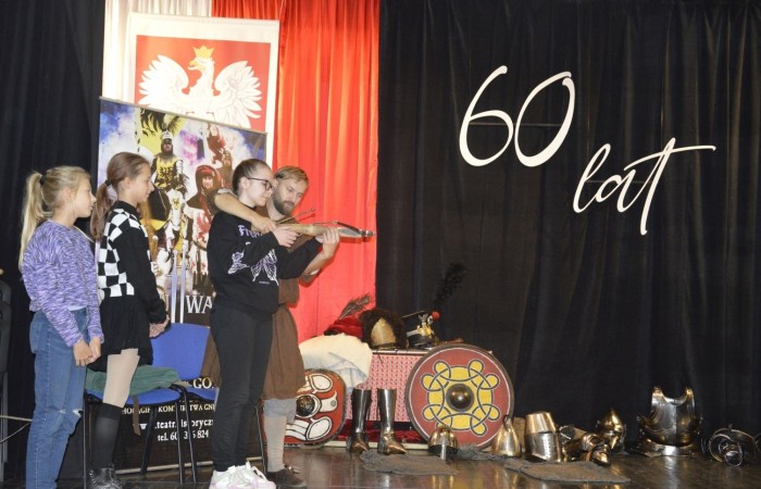 31 października odbyła się w naszej szkole Żywa lekcja historii. Teatr Historyczny Chorągiew Komturstwa Gniewskiego w tym roku także zabrał uczniów w podróż przez wieki. Dzieci z młodszych klas miały możliwość doświadczenia ciężaru uzbrojenia oraz poznali jej wartość, natomiast klasy starsze wysłuchały barwnych opowieści o powstaniach narodowych (listopadowym i styczniowym), zapoznali się ze strojami i uzbrojeniem najsłynniejszych postaci tamtych lat oraz usłyszeli najważniejsze informacje na temat odzyskania przez Polskę niepodległości.