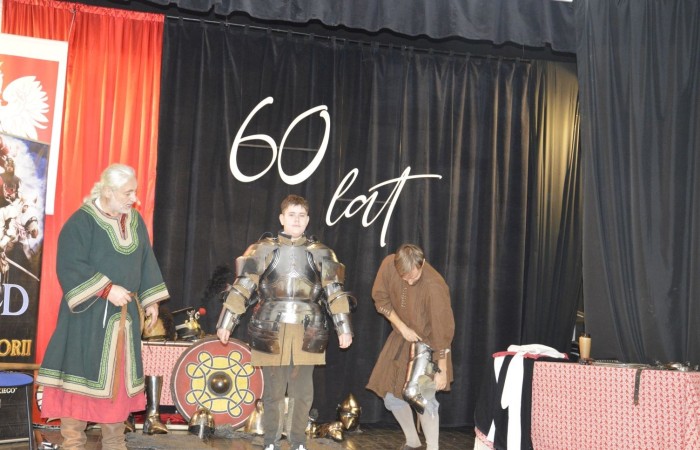 31 października odbyła się w naszej szkole Żywa lekcja historii. Teatr Historyczny Chorągiew Komturstwa Gniewskiego w tym roku także zabrał uczniów w podróż przez wieki. Dzieci z młodszych klas miały możliwość doświadczenia ciężaru uzbrojenia oraz poznali jej wartość, natomiast klasy starsze wysłuchały barwnych opowieści o powstaniach narodowych (listopadowym i styczniowym), zapoznali się ze strojami i uzbrojeniem najsłynniejszych postaci tamtych lat oraz usłyszeli najważniejsze informacje na temat odzyskania przez Polskę niepodległości.