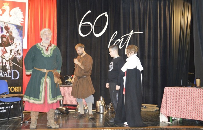 31 października odbyła się w naszej szkole Żywa lekcja historii. Teatr Historyczny Chorągiew Komturstwa Gniewskiego w tym roku także zabrał uczniów w podróż przez wieki. Dzieci z młodszych klas miały możliwość doświadczenia ciężaru uzbrojenia oraz poznali jej wartość, natomiast klasy starsze wysłuchały barwnych opowieści o powstaniach narodowych (listopadowym i styczniowym), zapoznali się ze strojami i uzbrojeniem najsłynniejszych postaci tamtych lat oraz usłyszeli najważniejsze informacje na temat odzyskania przez Polskę niepodległości.