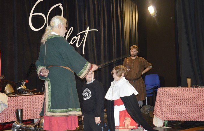 31 października odbyła się w naszej szkole Żywa lekcja historii. Teatr Historyczny Chorągiew Komturstwa Gniewskiego w tym roku także zabrał uczniów w podróż przez wieki. Dzieci z młodszych klas miały możliwość doświadczenia ciężaru uzbrojenia oraz poznali jej wartość, natomiast klasy starsze wysłuchały barwnych opowieści o powstaniach narodowych (listopadowym i styczniowym), zapoznali się ze strojami i uzbrojeniem najsłynniejszych postaci tamtych lat oraz usłyszeli najważniejsze informacje na temat odzyskania przez Polskę niepodległości.