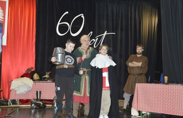 31 października odbyła się w naszej szkole Żywa lekcja historii. Teatr Historyczny Chorągiew Komturstwa Gniewskiego w tym roku także zabrał uczniów w podróż przez wieki. Dzieci z młodszych klas miały możliwość doświadczenia ciężaru uzbrojenia oraz poznali jej wartość, natomiast klasy starsze wysłuchały barwnych opowieści o powstaniach narodowych (listopadowym i styczniowym), zapoznali się ze strojami i uzbrojeniem najsłynniejszych postaci tamtych lat oraz usłyszeli najważniejsze informacje na temat odzyskania przez Polskę niepodległości.