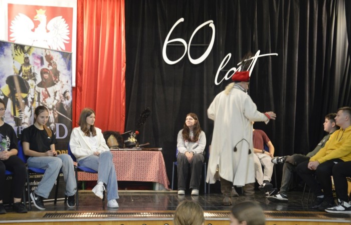 31 października odbyła się w naszej szkole Żywa lekcja historii. Teatr Historyczny Chorągiew Komturstwa Gniewskiego w tym roku także zabrał uczniów w podróż przez wieki. Dzieci z młodszych klas miały możliwość doświadczenia ciężaru uzbrojenia oraz poznali jej wartość, natomiast klasy starsze wysłuchały barwnych opowieści o powstaniach narodowych (listopadowym i styczniowym), zapoznali się ze strojami i uzbrojeniem najsłynniejszych postaci tamtych lat oraz usłyszeli najważniejsze informacje na temat odzyskania przez Polskę niepodległości.