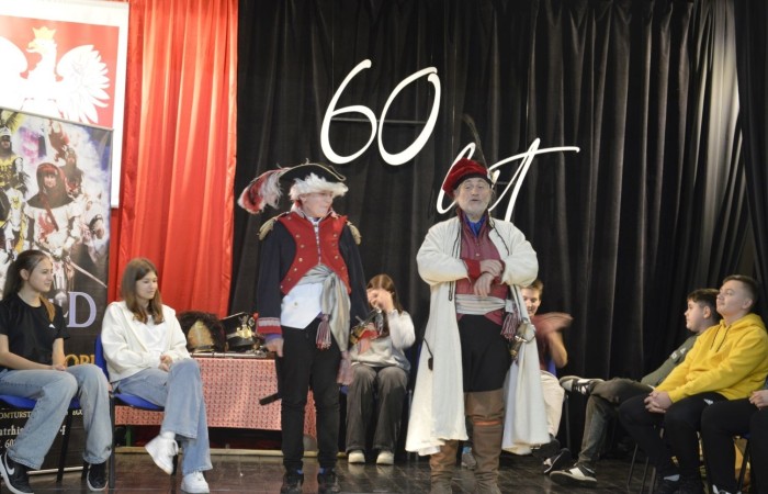 31 października odbyła się w naszej szkole Żywa lekcja historii. Teatr Historyczny Chorągiew Komturstwa Gniewskiego w tym roku także zabrał uczniów w podróż przez wieki. Dzieci z młodszych klas miały możliwość doświadczenia ciężaru uzbrojenia oraz poznali jej wartość, natomiast klasy starsze wysłuchały barwnych opowieści o powstaniach narodowych (listopadowym i styczniowym), zapoznali się ze strojami i uzbrojeniem najsłynniejszych postaci tamtych lat oraz usłyszeli najważniejsze informacje na temat odzyskania przez Polskę niepodległości.