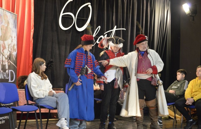 31 października odbyła się w naszej szkole Żywa lekcja historii. Teatr Historyczny Chorągiew Komturstwa Gniewskiego w tym roku także zabrał uczniów w podróż przez wieki. Dzieci z młodszych klas miały możliwość doświadczenia ciężaru uzbrojenia oraz poznali jej wartość, natomiast klasy starsze wysłuchały barwnych opowieści o powstaniach narodowych (listopadowym i styczniowym), zapoznali się ze strojami i uzbrojeniem najsłynniejszych postaci tamtych lat oraz usłyszeli najważniejsze informacje na temat odzyskania przez Polskę niepodległości.