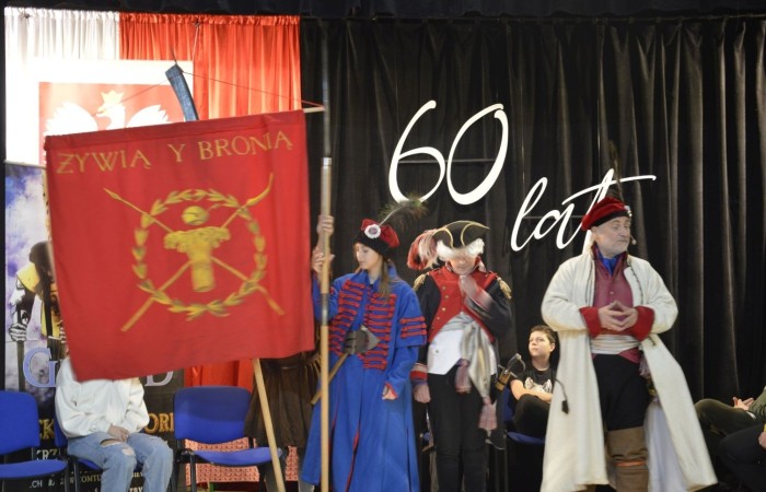 31 października odbyła się w naszej szkole Żywa lekcja historii. Teatr Historyczny Chorągiew Komturstwa Gniewskiego w tym roku także zabrał uczniów w podróż przez wieki. Dzieci z młodszych klas miały możliwość doświadczenia ciężaru uzbrojenia oraz poznali jej wartość, natomiast klasy starsze wysłuchały barwnych opowieści o powstaniach narodowych (listopadowym i styczniowym), zapoznali się ze strojami i uzbrojeniem najsłynniejszych postaci tamtych lat oraz usłyszeli najważniejsze informacje na temat odzyskania przez Polskę niepodległości.