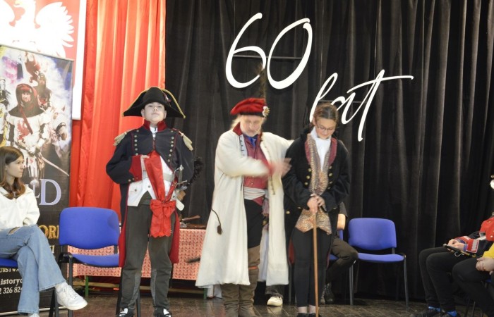 31 października odbyła się w naszej szkole Żywa lekcja historii. Teatr Historyczny Chorągiew Komturstwa Gniewskiego w tym roku także zabrał uczniów w podróż przez wieki. Dzieci z młodszych klas miały możliwość doświadczenia ciężaru uzbrojenia oraz poznali jej wartość, natomiast klasy starsze wysłuchały barwnych opowieści o powstaniach narodowych (listopadowym i styczniowym), zapoznali się ze strojami i uzbrojeniem najsłynniejszych postaci tamtych lat oraz usłyszeli najważniejsze informacje na temat odzyskania przez Polskę niepodległości.