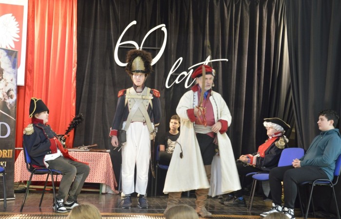 31 października odbyła się w naszej szkole Żywa lekcja historii. Teatr Historyczny Chorągiew Komturstwa Gniewskiego w tym roku także zabrał uczniów w podróż przez wieki. Dzieci z młodszych klas miały możliwość doświadczenia ciężaru uzbrojenia oraz poznali jej wartość, natomiast klasy starsze wysłuchały barwnych opowieści o powstaniach narodowych (listopadowym i styczniowym), zapoznali się ze strojami i uzbrojeniem najsłynniejszych postaci tamtych lat oraz usłyszeli najważniejsze informacje na temat odzyskania przez Polskę niepodległości.