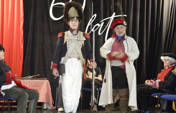 31 października odbyła się w naszej szkole Żywa lekcja historii. Teatr Historyczny Chorągiew Komturstwa Gniewskiego w tym roku także zabrał uczniów w podróż przez wieki. Dzieci z młodszych klas miały możliwość doświadczenia ciężaru uzbrojenia oraz poznali jej wartość, natomiast klasy starsze wysłuchały barwnych opowieści o powstaniach narodowych (listopadowym i styczniowym), zapoznali się ze strojami i uzbrojeniem najsłynniejszych postaci tamtych lat oraz usłyszeli najważniejsze informacje na temat odzyskania przez Polskę niepodległości.