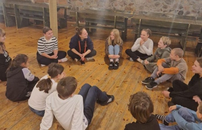 W dniach 13-14 listopada uczniowie klas 4 a i 5 b wzięli udział w wycieczce do Kaczego Bagna - Miejsca Inicjatyw Pozytywnych. Było to niezwykłe przeżycie, które oprócz zabawy pozwoliło dzieciom kształtować charakter, rozwijać osobowość i zdolności organizacyjne. Dzięki szerkiej gamie warsztatów uczniowie mieli możliwość zintegrować się, pobudzić wyobraźnię, uwierzyć w siebie i swoje możliwości, a także zdobywać nowe umiejętności poprzez zabawę. Mamy nadzieję, że smak satysfakcji z dobrze wykonanych zadań i cudowne wspomnienia pozostaną z nimi na zawsze. :)