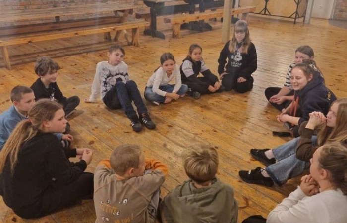 W dniach 13-14 listopada uczniowie klas 4 a i 5 b wzięli udział w wycieczce do Kaczego Bagna - Miejsca Inicjatyw Pozytywnych. Było to niezwykłe przeżycie, które oprócz zabawy pozwoliło dzieciom kształtować charakter, rozwijać osobowość i zdolności organizacyjne. Dzięki szerkiej gamie warsztatów uczniowie mieli możliwość zintegrować się, pobudzić wyobraźnię, uwierzyć w siebie i swoje możliwości, a także zdobywać nowe umiejętności poprzez zabawę. Mamy nadzieję, że smak satysfakcji z dobrze wykonanych zadań i cudowne wspomnienia pozostaną z nimi na zawsze. :)